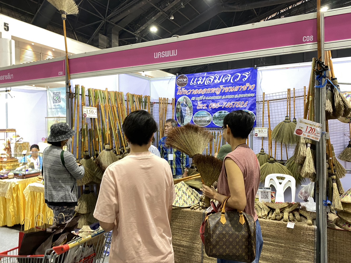 OTOP นครพนม   ร่วมจัดแสดงและจำหน่ายสินค้า OTOP ในงานศิลปาชีพ ประทีปไทย OTOP หลอมดวงใจด้วยพระบารมี “หัตถศิลป์สร้างสรรค์ วัฒนธรรมร่วมสมัย สืบสานอัตลักษณ์ผ้าทอไทย จากภูมิปัญญาสู่สากล”