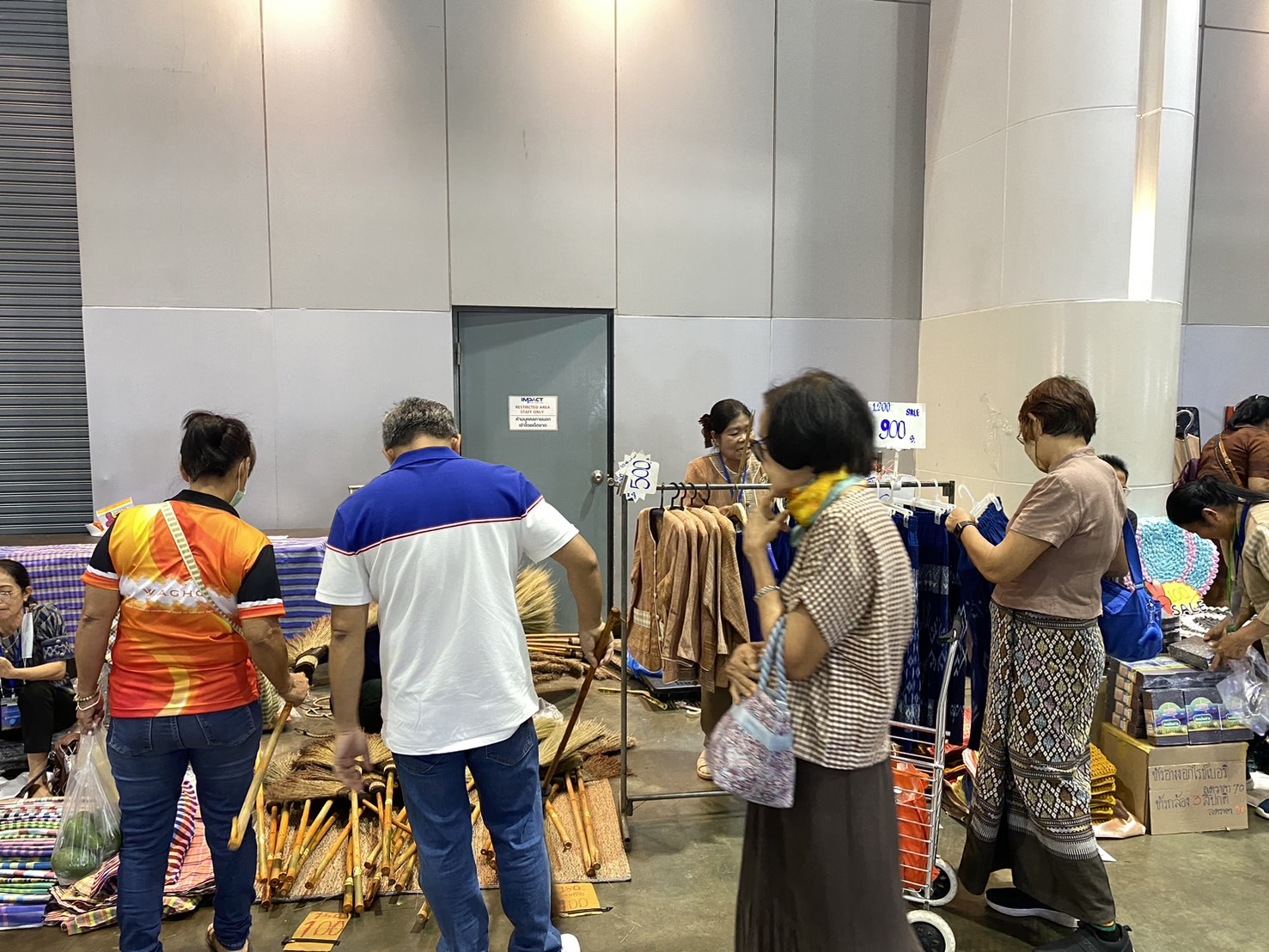 OTOP นครพนม   ร่วมจัดแสดงและจำหน่ายสินค้า OTOP ในงานศิลปาชีพ ประทีปไทย OTOP หลอมดวงใจด้วยพระบารมี “หัตถศิลป์สร้างสรรค์ วัฒนธรรมร่วมสมัย สืบสานอัตลักษณ์ผ้าทอไทย จากภูมิปัญญาสู่สากล”