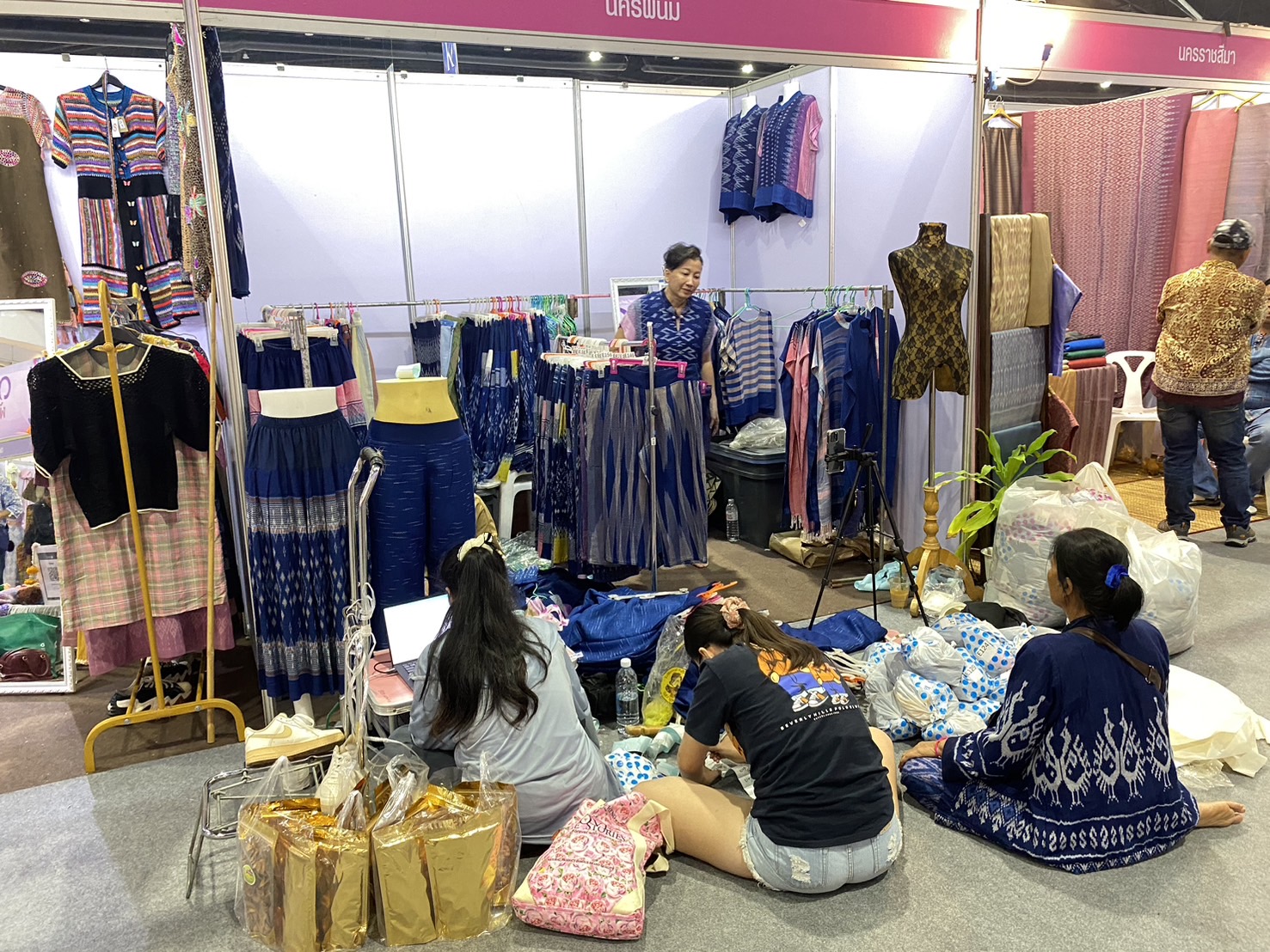 OTOP นครพนม   ร่วมจัดแสดงและจำหน่ายสินค้า OTOP ในงานศิลปาชีพ ประทีปไทย OTOP หลอมดวงใจด้วยพระบารมี “หัตถศิลป์สร้างสรรค์ วัฒนธรรมร่วมสมัย สืบสานอัตลักษณ์ผ้าทอไทย จากภูมิปัญญาสู่สากล”