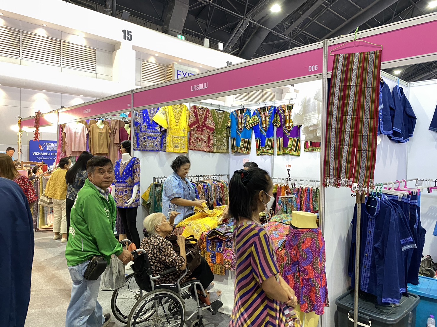 OTOP นครพนม   ร่วมจัดแสดงและจำหน่ายสินค้า OTOP ในงานศิลปาชีพ ประทีปไทย OTOP หลอมดวงใจด้วยพระบารมี “หัตถศิลป์สร้างสรรค์ วัฒนธรรมร่วมสมัย สืบสานอัตลักษณ์ผ้าทอไทย จากภูมิปัญญาสู่สากล”