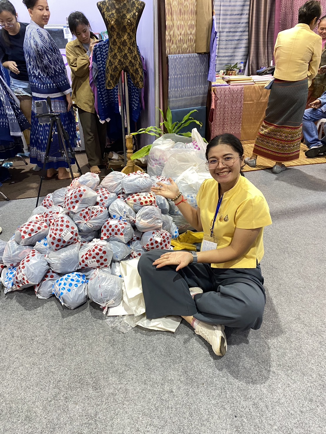 OTOP นครพนม   ร่วมจัดแสดงและจำหน่ายสินค้า OTOP ในงานศิลปาชีพ ประทีปไทย OTOP หลอมดวงใจด้วยพระบารมี “หัตถศิลป์สร้างสรรค์ วัฒนธรรมร่วมสมัย สืบสานอัตลักษณ์ผ้าทอไทย จากภูมิปัญญาสู่สากล”