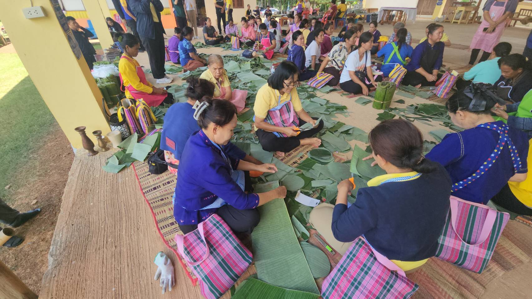 ผู้ว่าฯ นครพนม   พร้อมด้วยนายกเหล่ากาชาดจังหวัดนครพนม ลงพื้นที่ตรวจติดตามการขับเคลื่อนงานการพัฒนาคุณภาพชีวิตให้กับประชาชนกลุ่มเปราะบาง ด้านความมั่นคงของที่อยู่อาศัย และการพัฒนารายได้อย่างยั่งยืน ภายใต้การดำเนินโครงการ หมู่บ้านยั่งยืน เฉลิมพระเกียรติ สมเด็จพระเจ้าลูกเธอ เจ้าฟ้าสิริวัณณวรี นารีรัตนราชกัญญา นำการพัฒนาไปสู่สิ่งที่ดีกว่า Change for Good ด้วยกลไกภาคีเครือข่าย