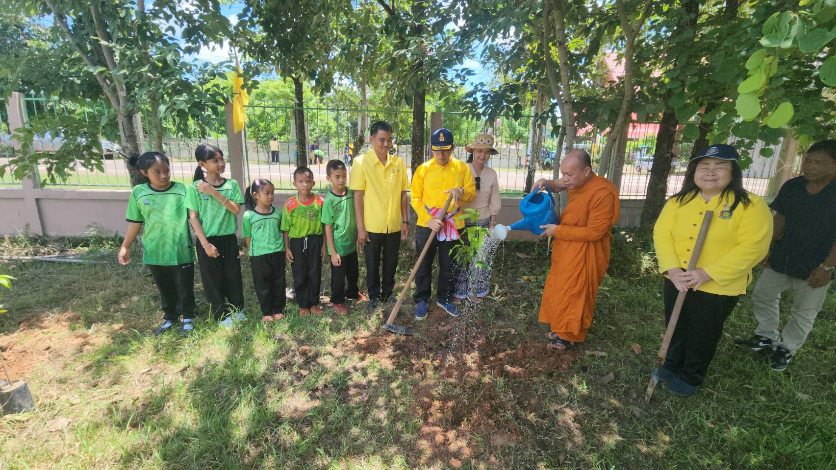 ผู้ว่าฯ นครพนม   พร้อมด้วยนายกเหล่ากาชาดจังหวัดนครพนม ลงพื้นที่ตรวจติดตามการขับเคลื่อนงานการพัฒนาคุณภาพชีวิตให้กับประชาชนกลุ่มเปราะบาง ด้านความมั่นคงของที่อยู่อาศัย และการพัฒนารายได้อย่างยั่งยืน ภายใต้การดำเนินโครงการ หมู่บ้านยั่งยืน เฉลิมพระเกียรติ สมเด็จพระเจ้าลูกเธอ เจ้าฟ้าสิริวัณณวรี นารีรัตนราชกัญญา นำการพัฒนาไปสู่สิ่งที่ดีกว่า Change for Good ด้วยกลไกภาคีเครือข่าย
