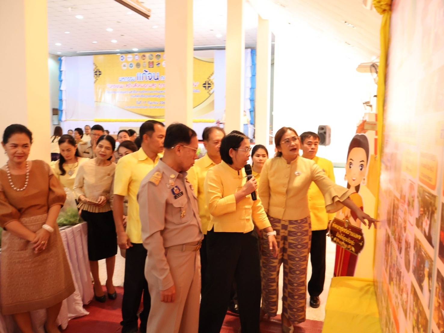 นครพนม   จัดมหกรรมแก้จนคนนครพนม “นครพนม สร้างสังคมอุดมสุข ทุกช่วงวัยอย่างยั่งยืน” เชิดชูเกียรติหน่วยงานและภาคีเครือข่ายในการขับเคลื่อนงานขจัดความยากจน ประจำปี 2567