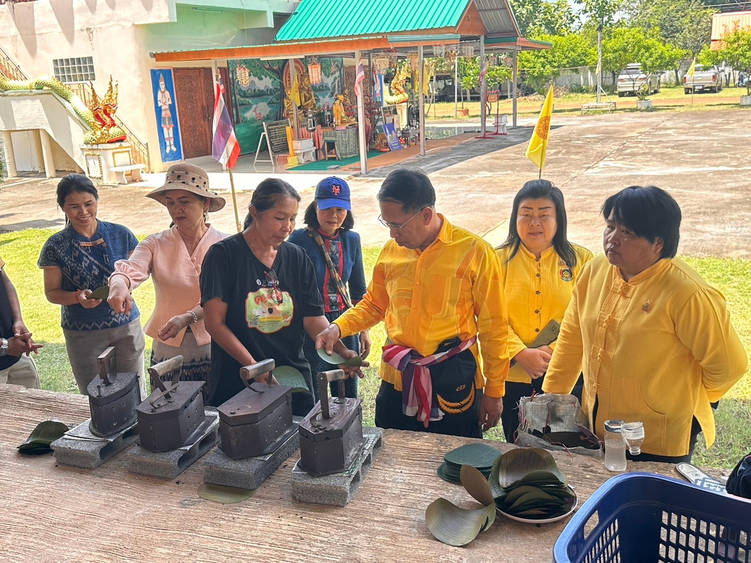 นครพนม   เสริมทักษะการรีดใบตองกล้วยตานี จาก “ใบตองกล้วยธรรมดา สู่ มูลค่าเพิ่มทางเศรษฐกิจ”
