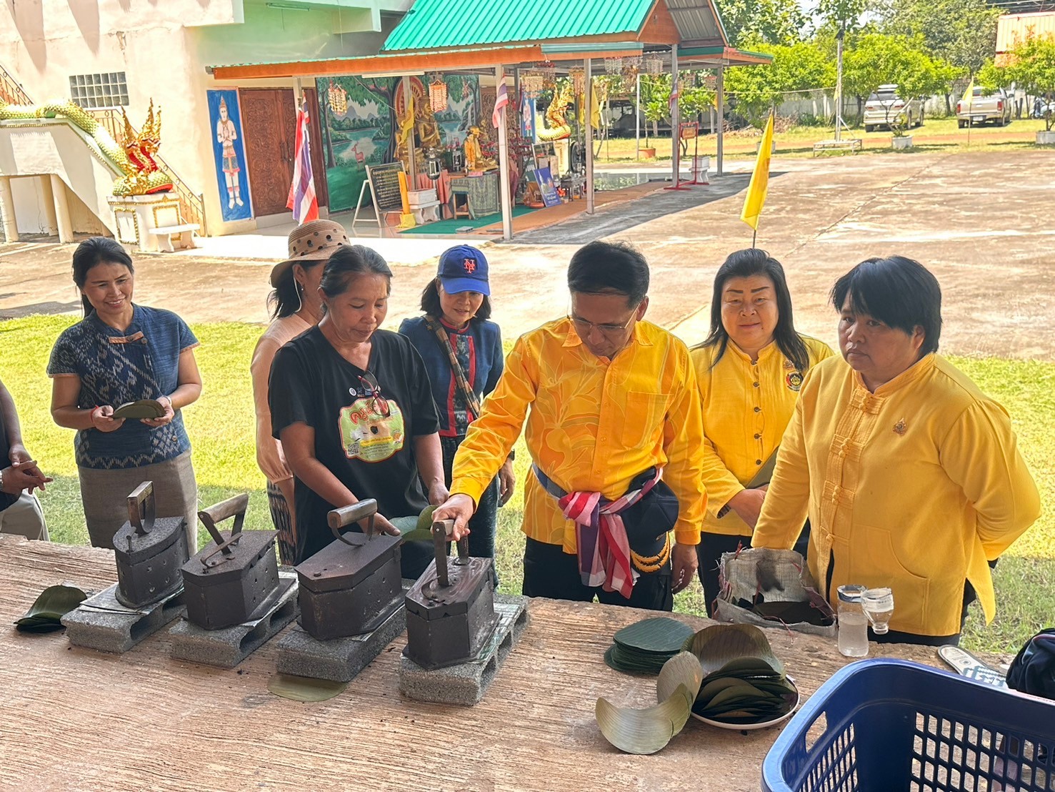 นครพนม   เสริมทักษะการรีดใบตองกล้วยตานี จาก “ใบตองกล้วยธรรมดา สู่ มูลค่าเพิ่มทางเศรษฐกิจ”