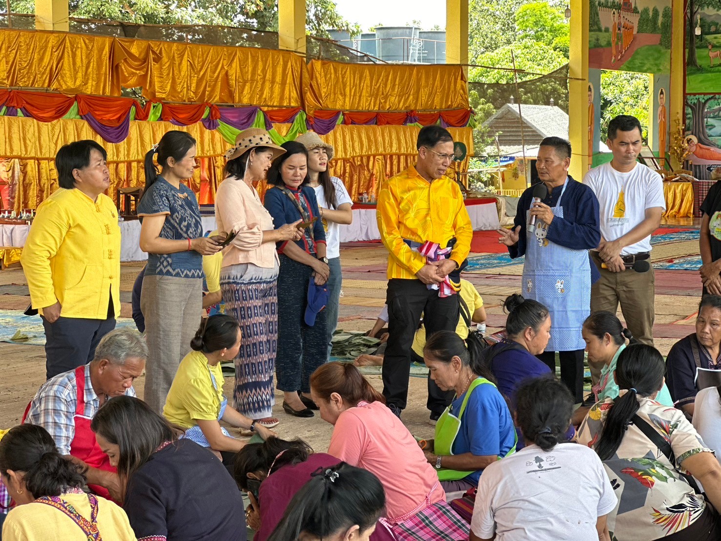 นครพนม   เสริมทักษะการรีดใบตองกล้วยตานี จาก “ใบตองกล้วยธรรมดา สู่ มูลค่าเพิ่มทางเศรษฐกิจ”