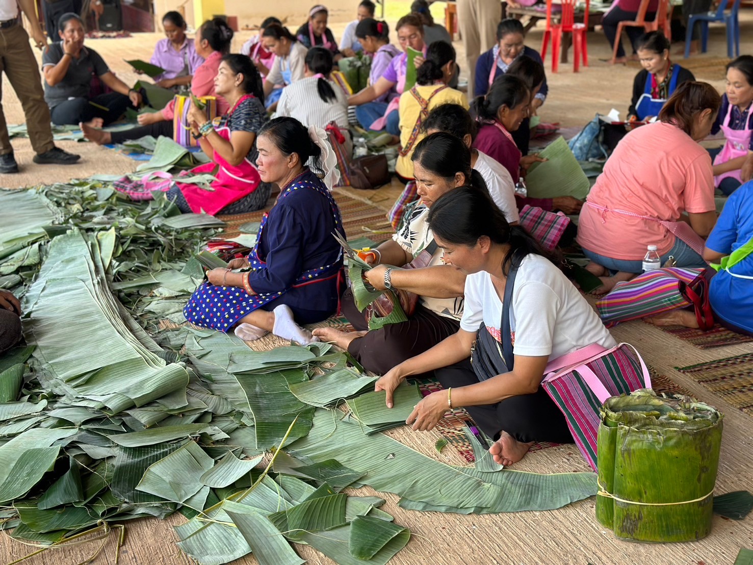 นครพนม   เสริมทักษะการรีดใบตองกล้วยตานี จาก “ใบตองกล้วยธรรมดา สู่ มูลค่าเพิ่มทางเศรษฐกิจ”
