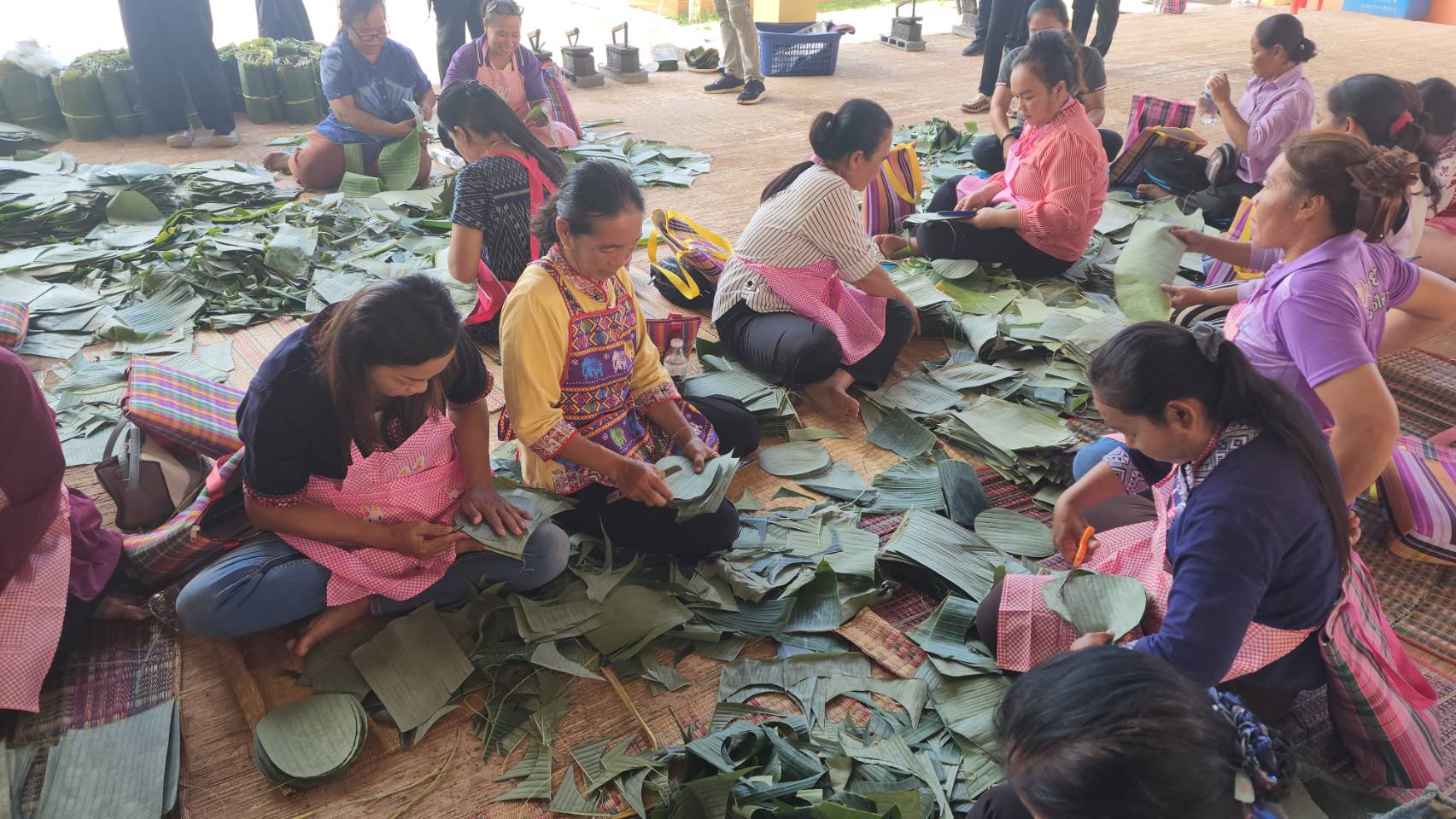 นครพนม   เสริมทักษะการรีดใบตองกล้วยตานี จาก “ใบตองกล้วยธรรมดา สู่ มูลค่าเพิ่มทางเศรษฐกิจ”