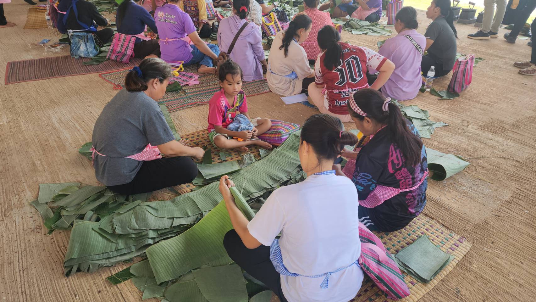 นครพนม   เสริมทักษะการรีดใบตองกล้วยตานี จาก “ใบตองกล้วยธรรมดา สู่ มูลค่าเพิ่มทางเศรษฐกิจ”