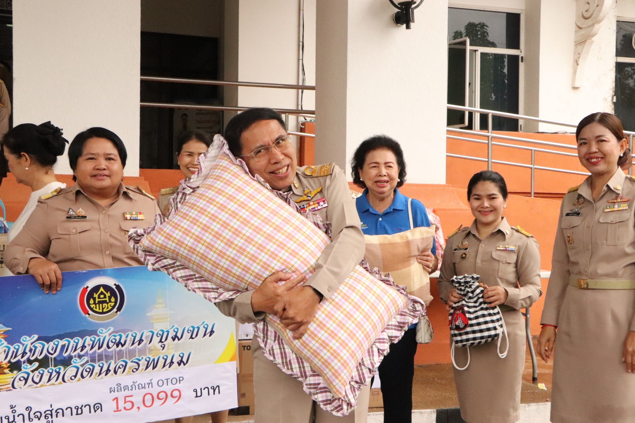 พช.นครพนม   ร่วมมอบผลิตภัณฑ์ OTOP เพื่อนำมาเป็นของรางวัลในร้านกาชาดงานประเพณีไหลเรือไฟ ประจำปี 2567
