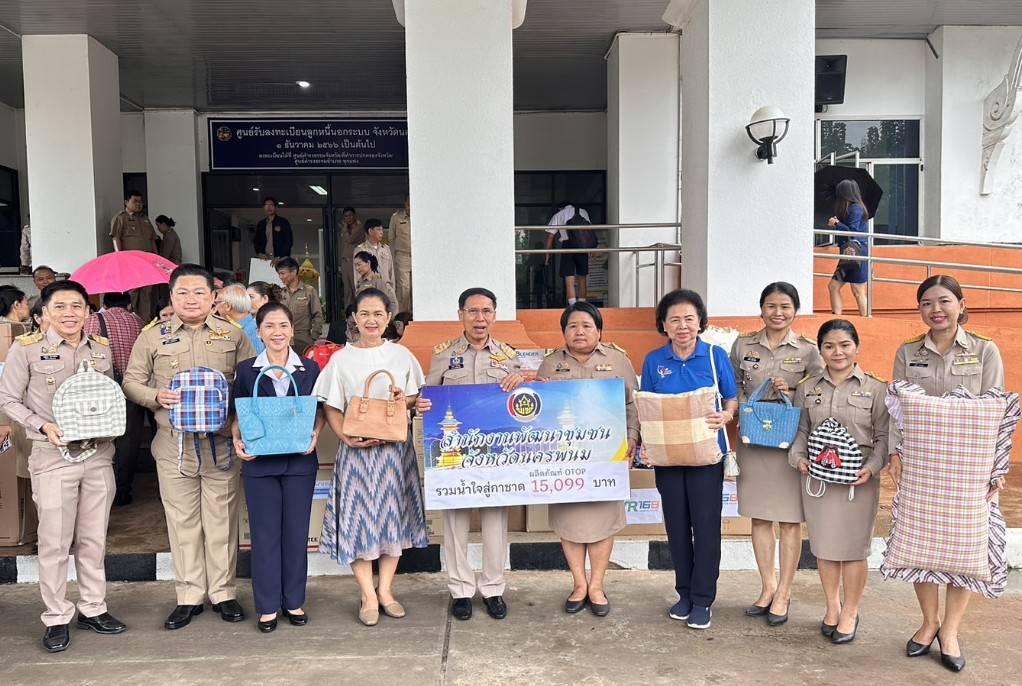 พช.นครพนม   ร่วมมอบผลิตภัณฑ์ OTOP เพื่อนำมาเป็นของรางวัลในร้านกาชาดงานประเพณีไหลเรือไฟ ประจำปี 2567