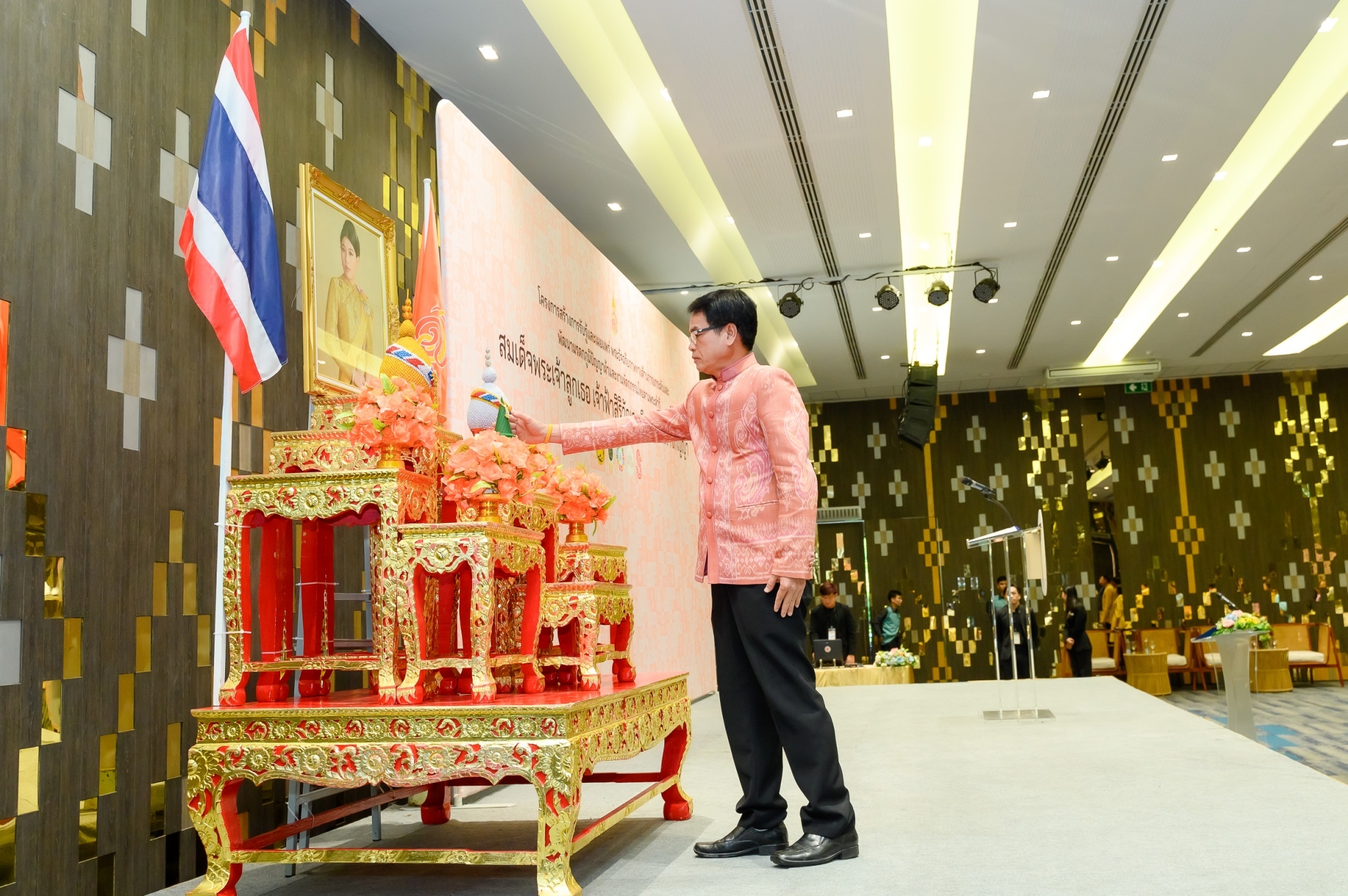 มหาดไทย   จัดประชุมเชิงปฏิบัติการ “เผยแพร่พระอัจฉริยภาพทางด้านการยกระดับและพัฒนามรดกภูมิปัญญาผ้าและงานหัตถกรรมไทย ตามพระดำริเจ้าฟ้าสิริวัณณวรีฯ” ครั้งที่ 6 ณ จังหวัดนครพนม มุ่งมั่น “สืบสาน รักษา และต่อยอด” ประยุกต์ใช้องค์ความรู้ภูมิปัญญาผ้าไทยและหัตถกรรมไทยเพื่อดำรงคงไว้ซึ่งความเป็นชาติไทยสืบไป