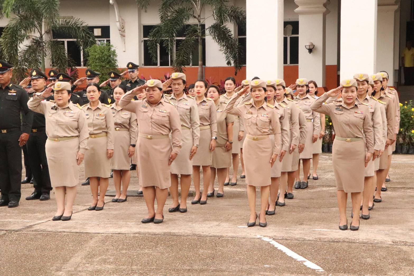 พช.นครพนม   ร่วมกิจกรรมเคารพธงชาติ สวดมนต์ไหว้พระ สร้างสำนึกรักและภาคภูมิใจในชาติไทย