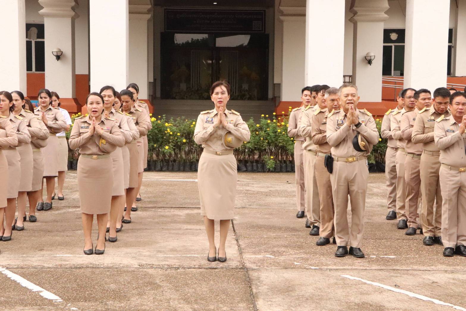 พช.นครพนม   ร่วมกิจกรรมเคารพธงชาติ สวดมนต์ไหว้พระ สร้างสำนึกรักและภาคภูมิใจในชาติไทย