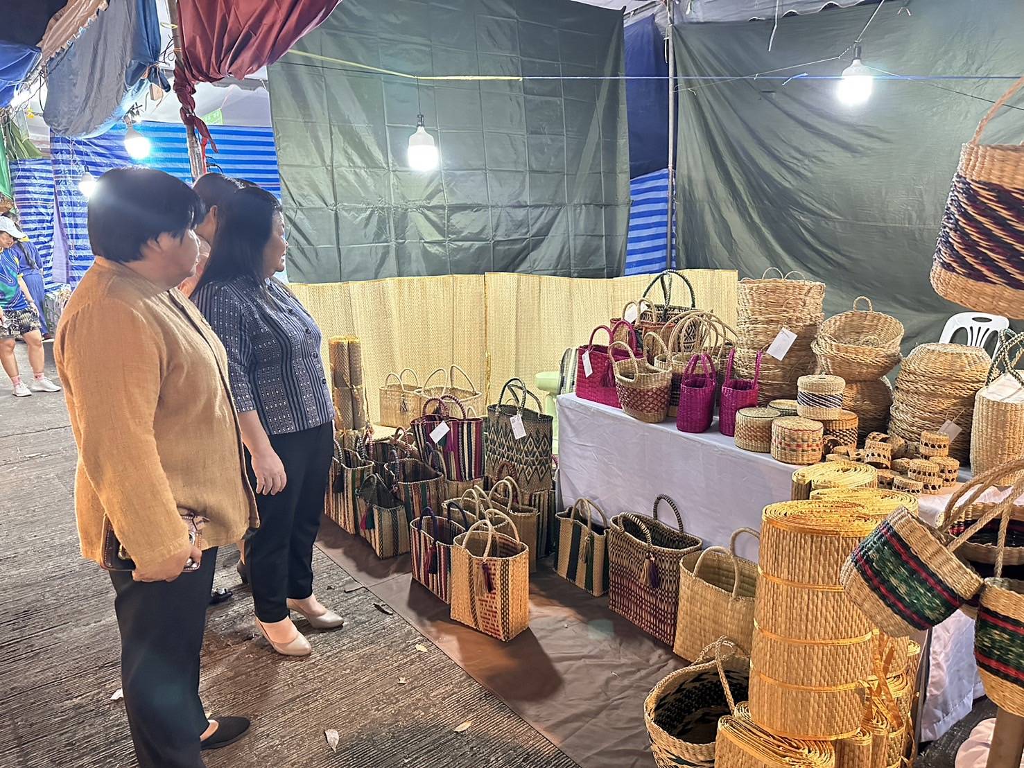 นครพนม   เปิดงานประเพณีไหลเรือไฟและงานกาชาดจังหวัดนครพนม ประจำปี 2567 สุดอลังการ