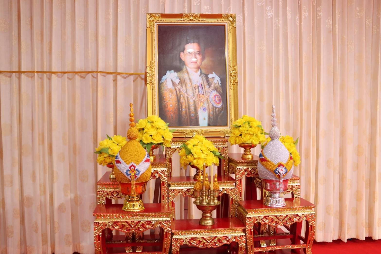 พช.นครพนม   ร่วมพิธีสวดพระพุทธมนต์ ทำบุญตักบาตรและวางพวงมาลา เนื่องในวันนวมินทรมหาราช