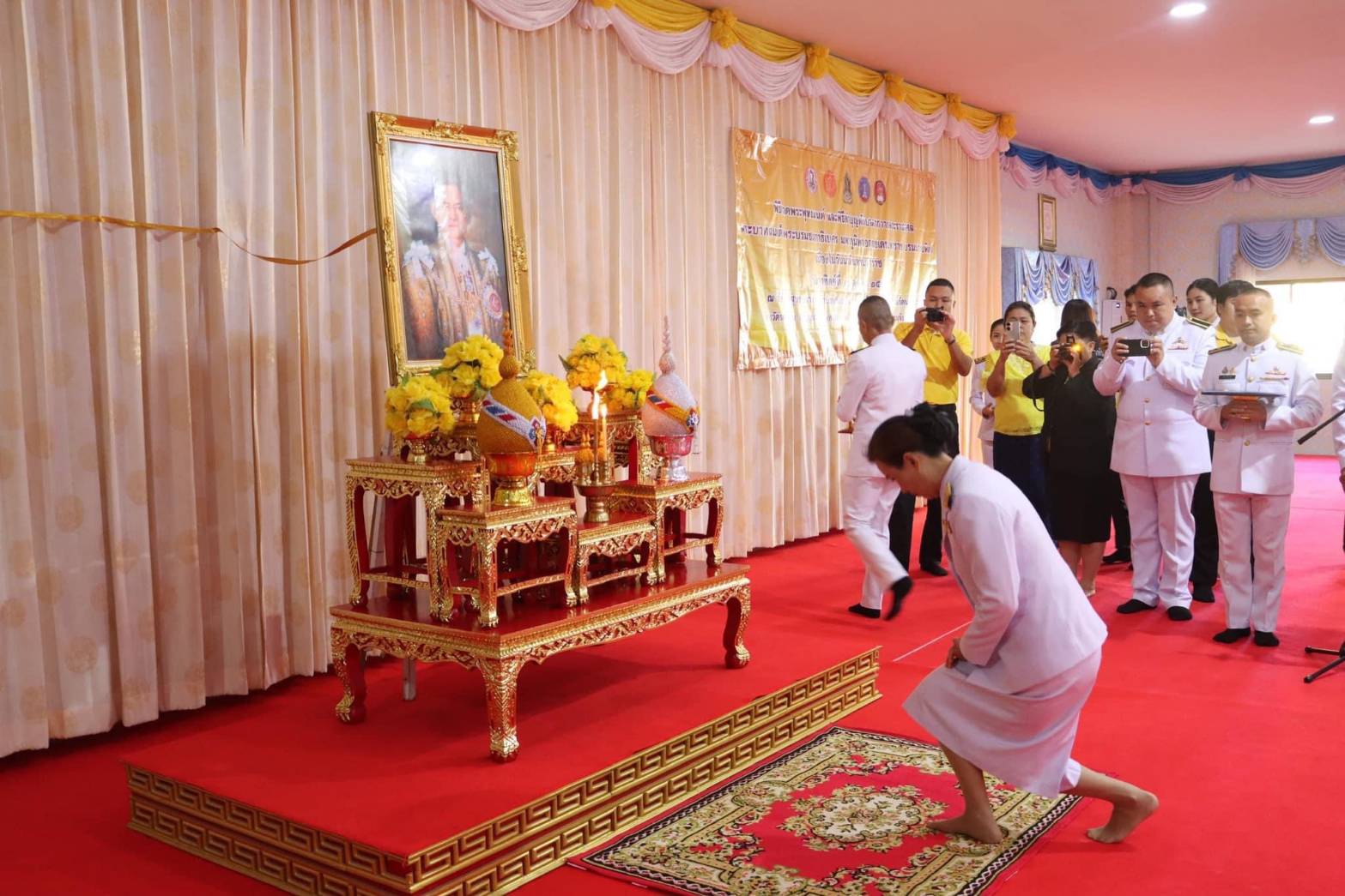 พช.นครพนม   ร่วมพิธีสวดพระพุทธมนต์ ทำบุญตักบาตรและวางพวงมาลา เนื่องในวันนวมินทรมหาราช