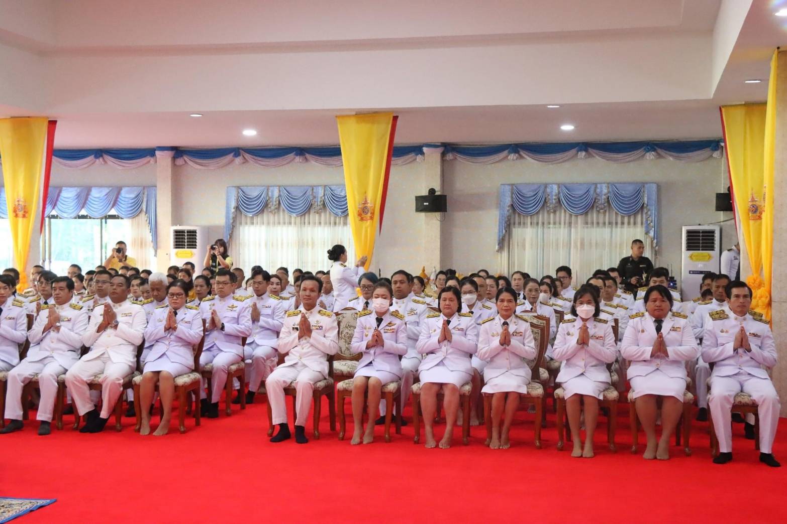 พช.นครพนม   ร่วมพิธีสวดพระพุทธมนต์ ทำบุญตักบาตรและวางพวงมาลา เนื่องในวันนวมินทรมหาราช