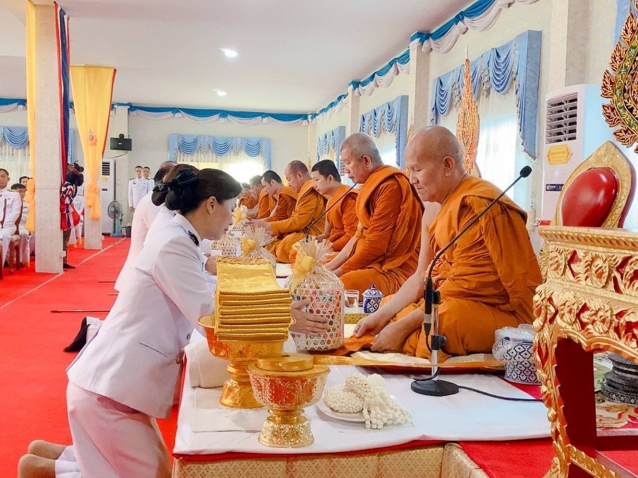 พช.นครพนม   ร่วมพิธีสวดพระพุทธมนต์ ทำบุญตักบาตรและวางพวงมาลา เนื่องในวันนวมินทรมหาราช