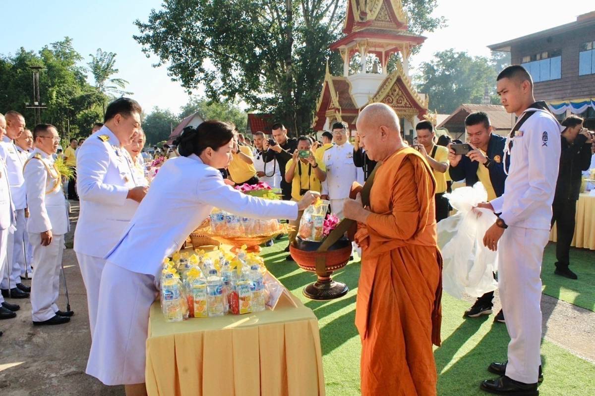 พช.นครพนม   ร่วมพิธีสวดพระพุทธมนต์ ทำบุญตักบาตรและวางพวงมาลา เนื่องในวันนวมินทรมหาราช