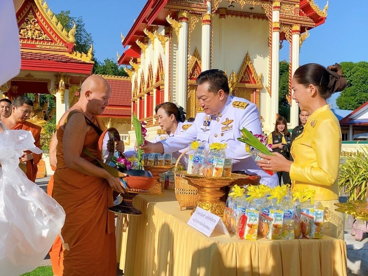 พช.นครพนม   ร่วมพิธีสวดพระพุทธมนต์ ทำบุญตักบาตรและวางพวงมาลา เนื่องในวันนวมินทรมหาราช