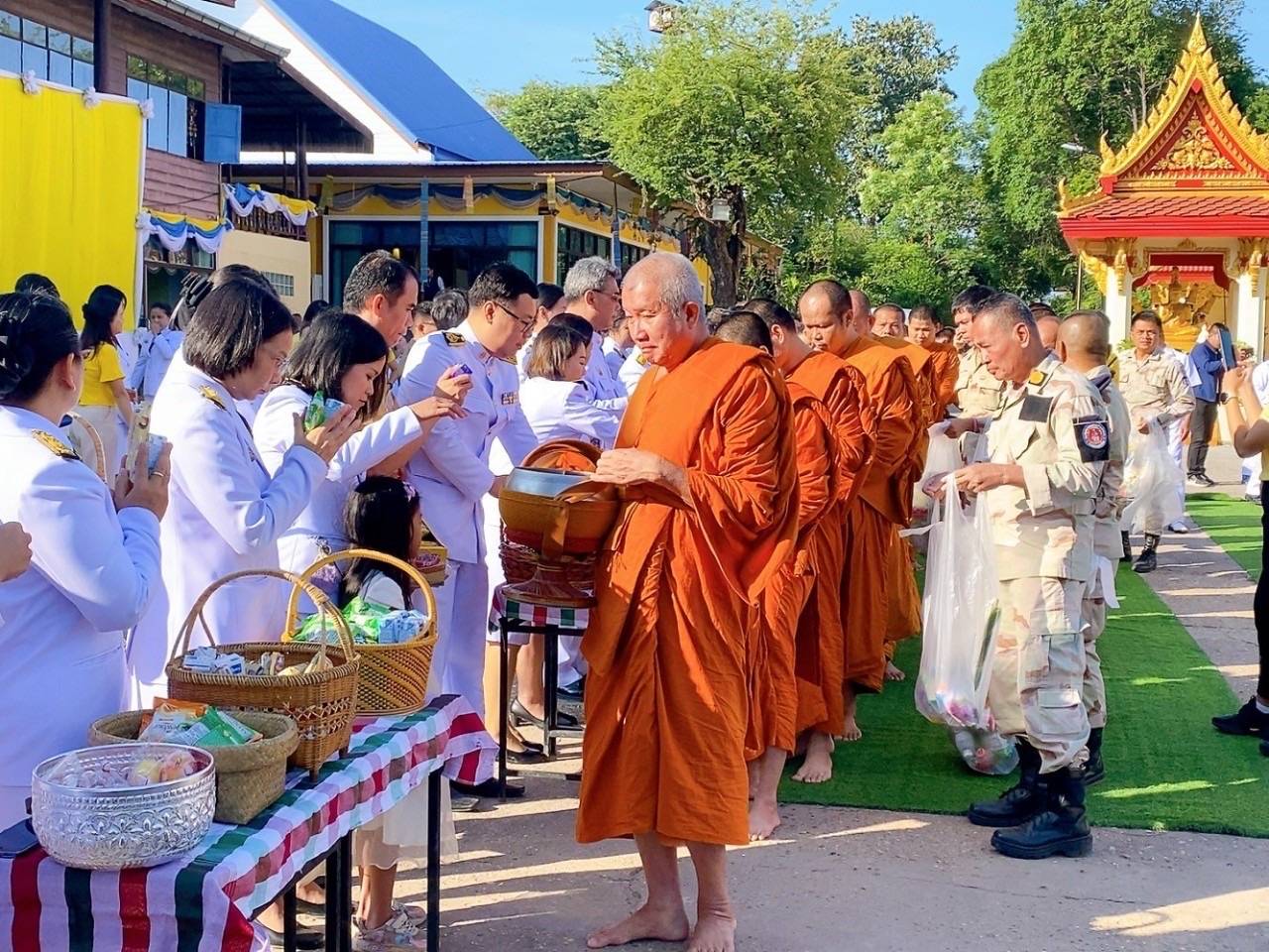 พช.นครพนม   ร่วมพิธีสวดพระพุทธมนต์ ทำบุญตักบาตรและวางพวงมาลา เนื่องในวันนวมินทรมหาราช