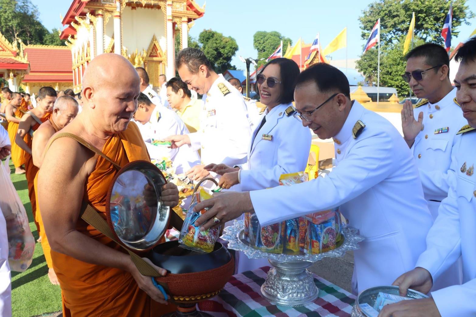 พช.นครพนม   ร่วมพิธีสวดพระพุทธมนต์ ทำบุญตักบาตรและวางพวงมาลา เนื่องในวันนวมินทรมหาราช