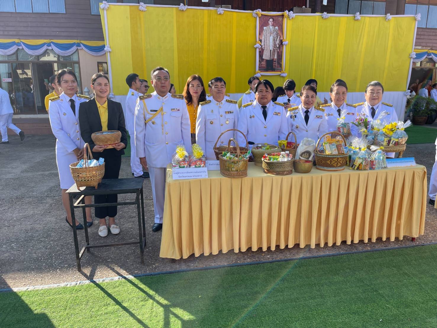 พช.นครพนม   ร่วมพิธีสวดพระพุทธมนต์ ทำบุญตักบาตรและวางพวงมาลา เนื่องในวันนวมินทรมหาราช