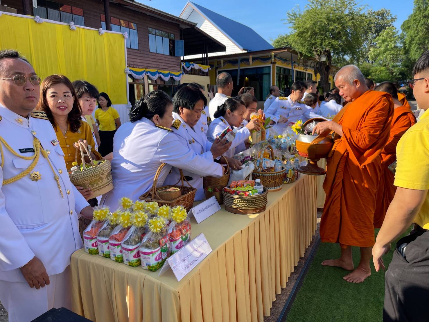 พช.นครพนม   ร่วมพิธีสวดพระพุทธมนต์ ทำบุญตักบาตรและวางพวงมาลา เนื่องในวันนวมินทรมหาราช