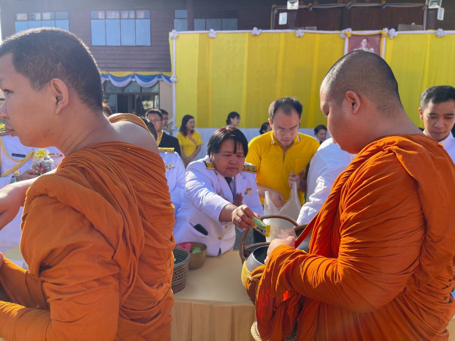 พช.นครพนม   ร่วมพิธีสวดพระพุทธมนต์ ทำบุญตักบาตรและวางพวงมาลา เนื่องในวันนวมินทรมหาราช
