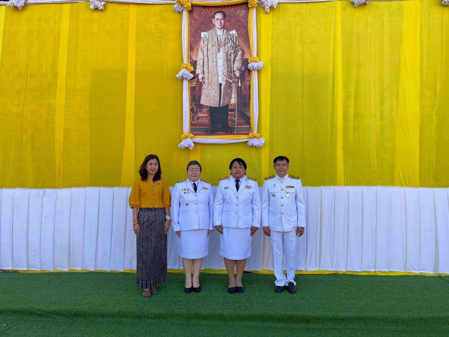 พช.นครพนม   ร่วมพิธีสวดพระพุทธมนต์ ทำบุญตักบาตรและวางพวงมาลา เนื่องในวันนวมินทรมหาราช