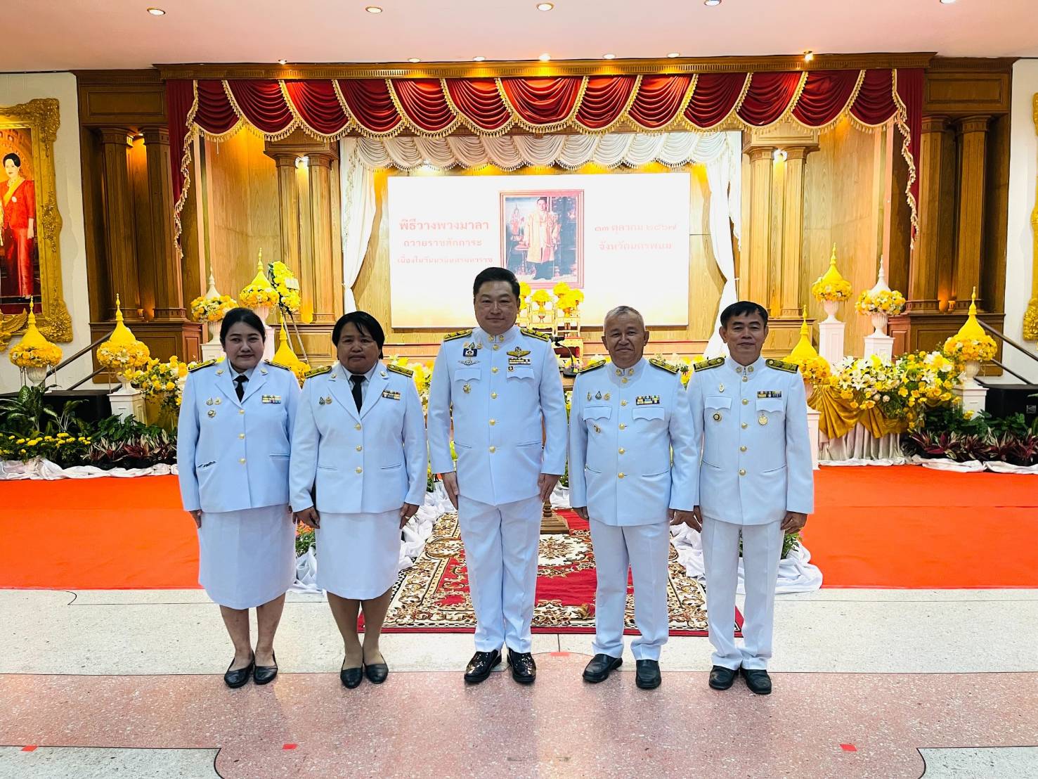 พช.นครพนม   ร่วมพิธีสวดพระพุทธมนต์ ทำบุญตักบาตรและวางพวงมาลา เนื่องในวันนวมินทรมหาราช