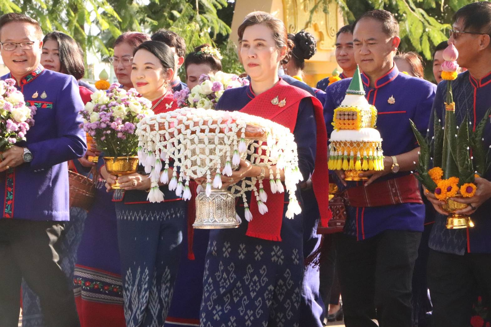 ชาวนครพนม  ร่วมใจรำบูชาพระธาตุพนม ถวายเป็นพุทธบูชา เนื่องในวันออกพรรษา ก่อนไหลเรือไฟช่วงเย็น