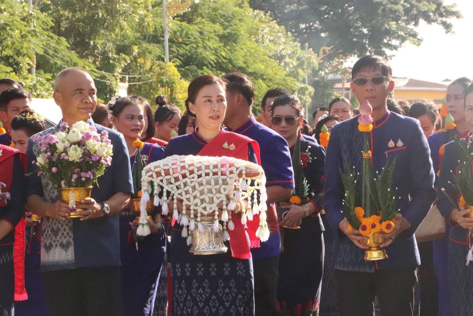 ชาวนครพนม  ร่วมใจรำบูชาพระธาตุพนม ถวายเป็นพุทธบูชา เนื่องในวันออกพรรษา ก่อนไหลเรือไฟช่วงเย็น