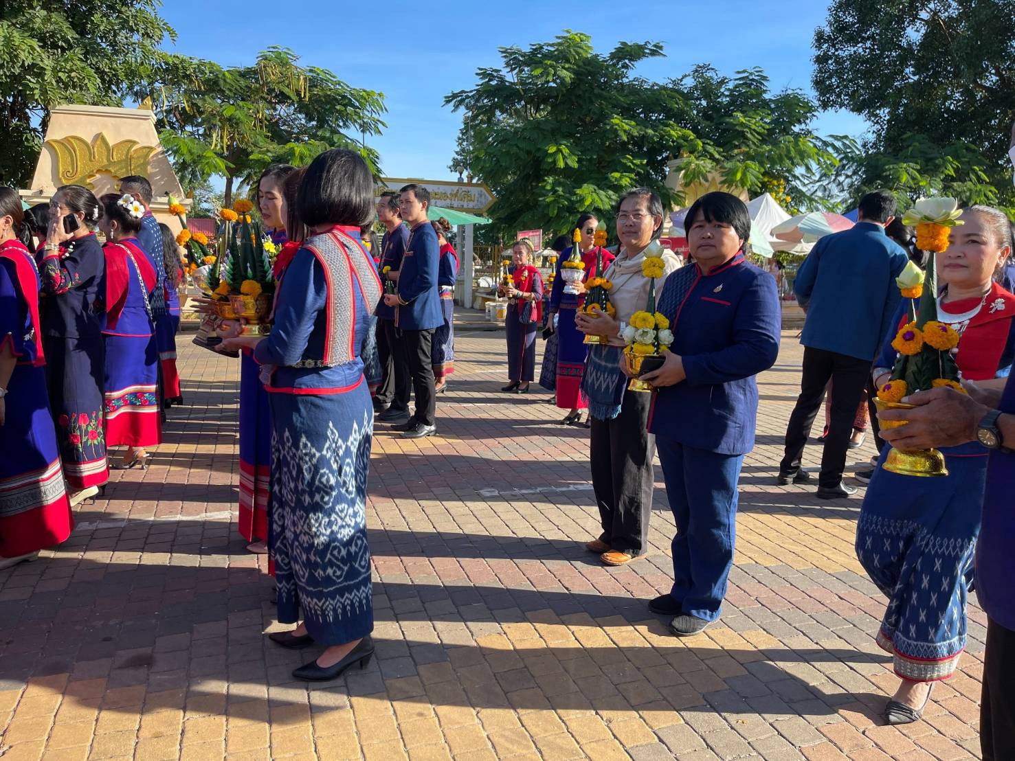 ชาวนครพนม  ร่วมใจรำบูชาพระธาตุพนม ถวายเป็นพุทธบูชา เนื่องในวันออกพรรษา ก่อนไหลเรือไฟช่วงเย็น