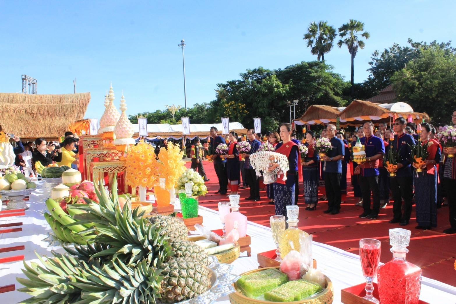ชาวนครพนม  ร่วมใจรำบูชาพระธาตุพนม ถวายเป็นพุทธบูชา เนื่องในวันออกพรรษา ก่อนไหลเรือไฟช่วงเย็น