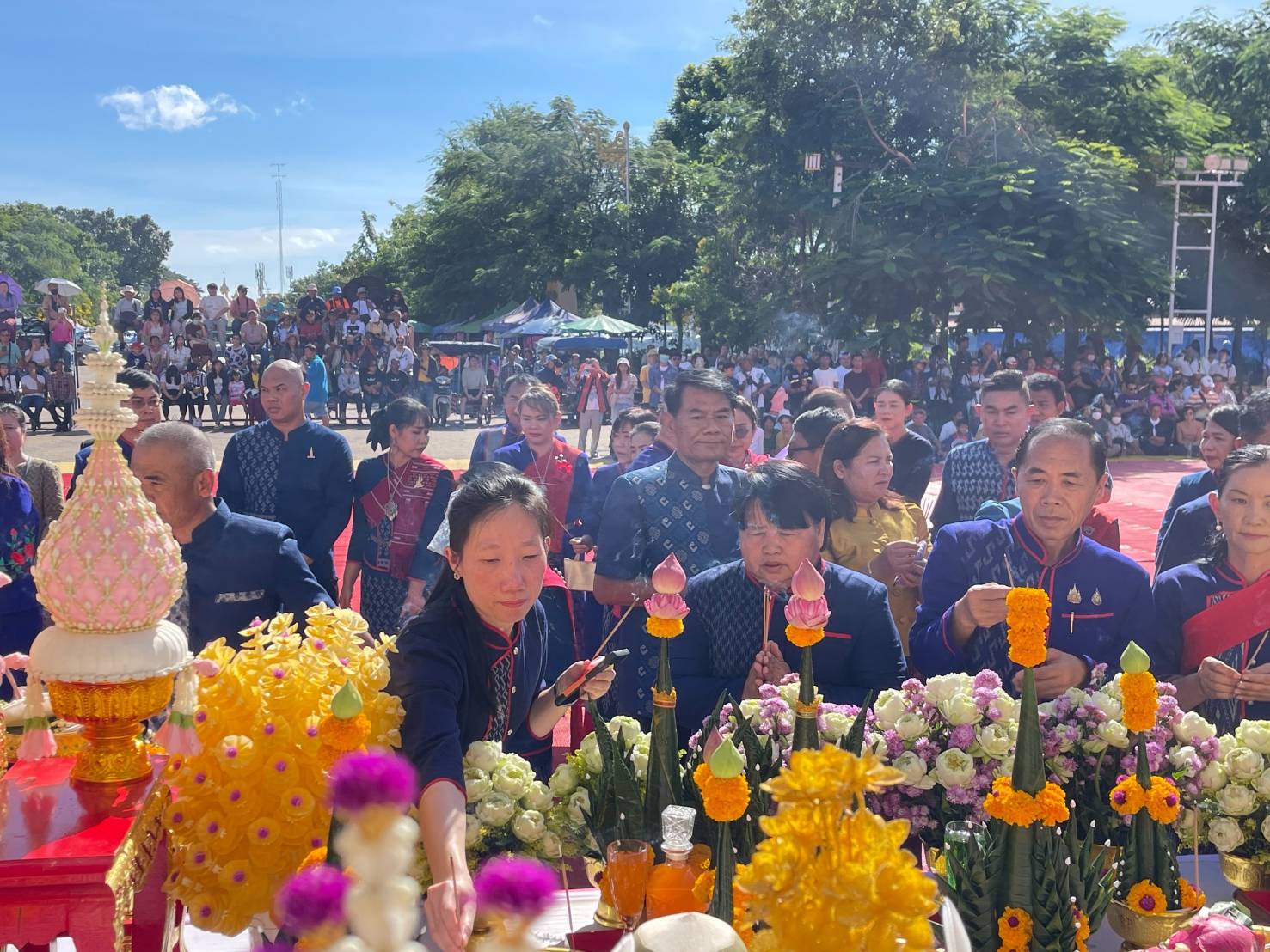 ชาวนครพนม  ร่วมใจรำบูชาพระธาตุพนม ถวายเป็นพุทธบูชา เนื่องในวันออกพรรษา ก่อนไหลเรือไฟช่วงเย็น