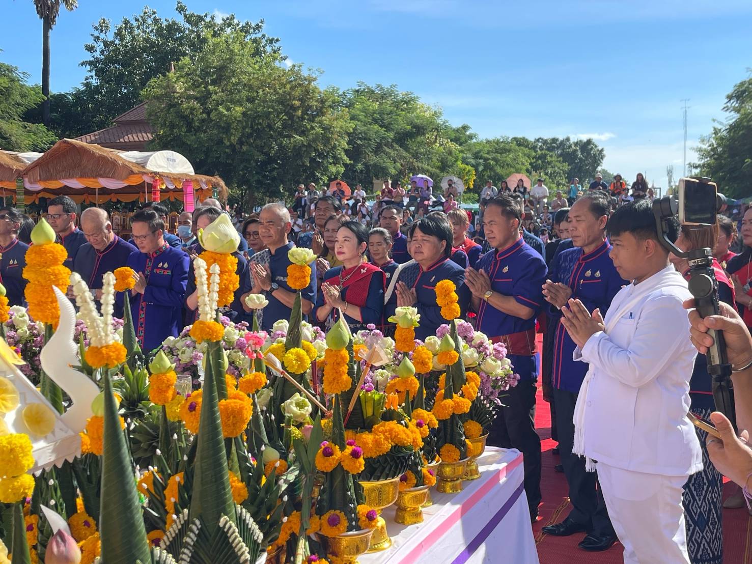 ชาวนครพนม  ร่วมใจรำบูชาพระธาตุพนม ถวายเป็นพุทธบูชา เนื่องในวันออกพรรษา ก่อนไหลเรือไฟช่วงเย็น