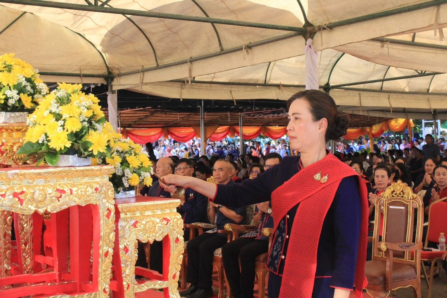 ชาวนครพนม  ร่วมใจรำบูชาพระธาตุพนม ถวายเป็นพุทธบูชา เนื่องในวันออกพรรษา ก่อนไหลเรือไฟช่วงเย็น