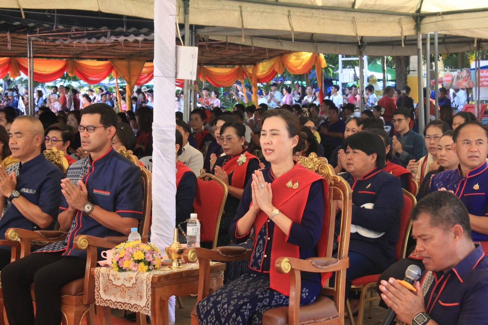 ชาวนครพนม  ร่วมใจรำบูชาพระธาตุพนม ถวายเป็นพุทธบูชา เนื่องในวันออกพรรษา ก่อนไหลเรือไฟช่วงเย็น