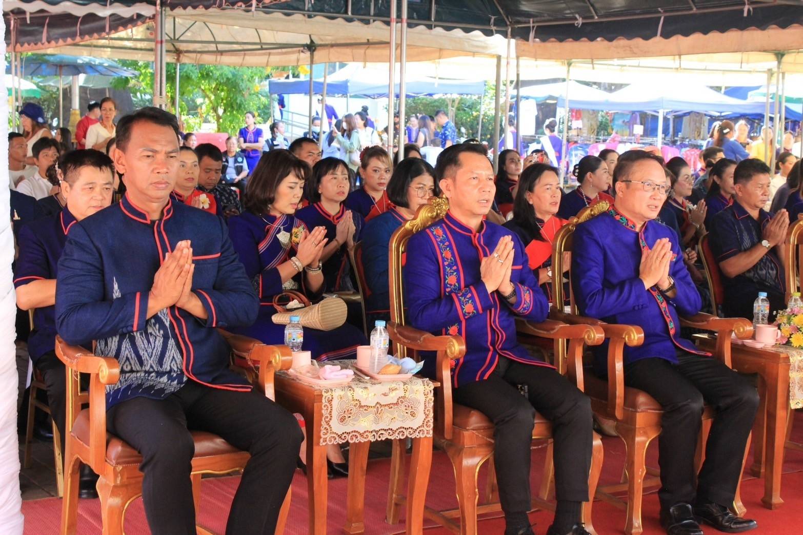 ชาวนครพนม  ร่วมใจรำบูชาพระธาตุพนม ถวายเป็นพุทธบูชา เนื่องในวันออกพรรษา ก่อนไหลเรือไฟช่วงเย็น