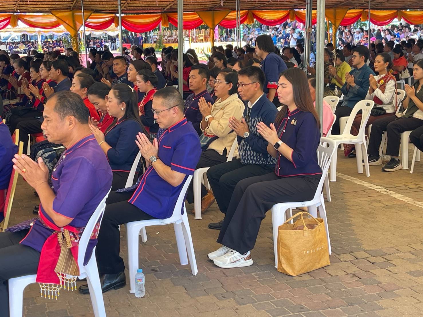 ชาวนครพนม  ร่วมใจรำบูชาพระธาตุพนม ถวายเป็นพุทธบูชา เนื่องในวันออกพรรษา ก่อนไหลเรือไฟช่วงเย็น