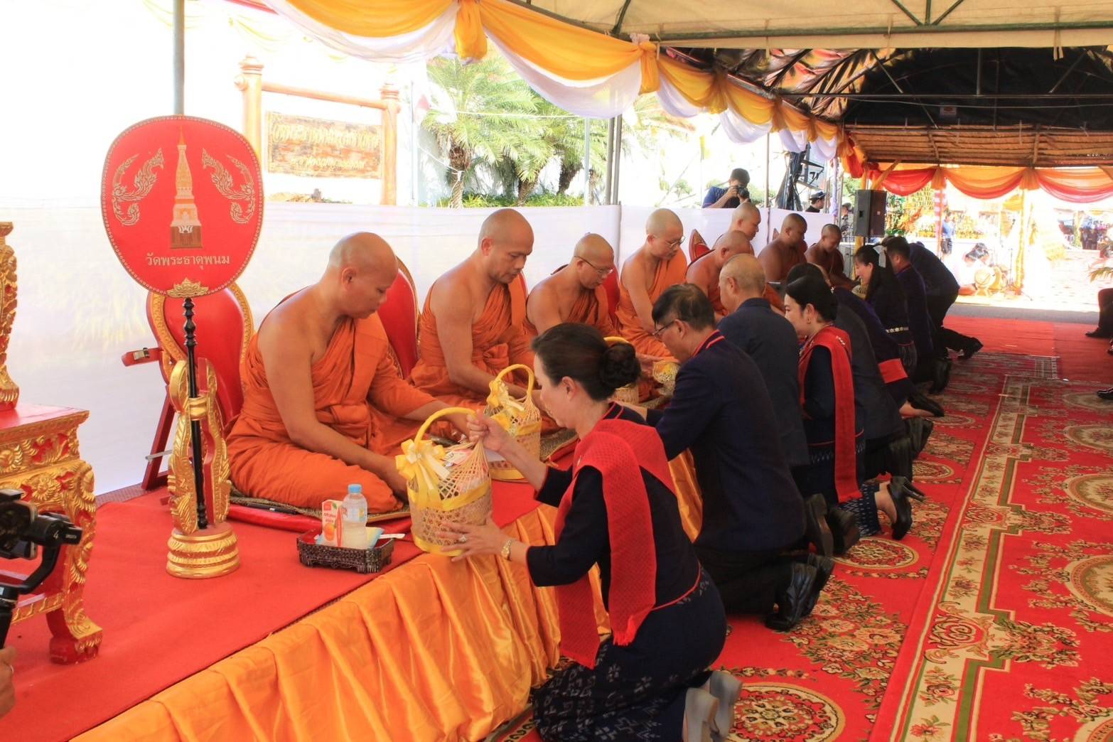 ชาวนครพนม  ร่วมใจรำบูชาพระธาตุพนม ถวายเป็นพุทธบูชา เนื่องในวันออกพรรษา ก่อนไหลเรือไฟช่วงเย็น