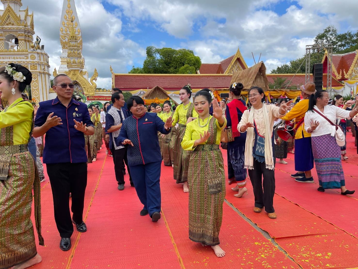 ชาวนครพนม  ร่วมใจรำบูชาพระธาตุพนม ถวายเป็นพุทธบูชา เนื่องในวันออกพรรษา ก่อนไหลเรือไฟช่วงเย็น