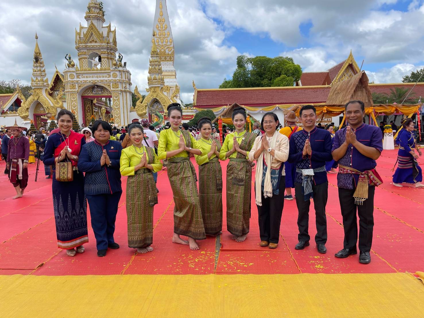 ชาวนครพนม  ร่วมใจรำบูชาพระธาตุพนม ถวายเป็นพุทธบูชา เนื่องในวันออกพรรษา ก่อนไหลเรือไฟช่วงเย็น