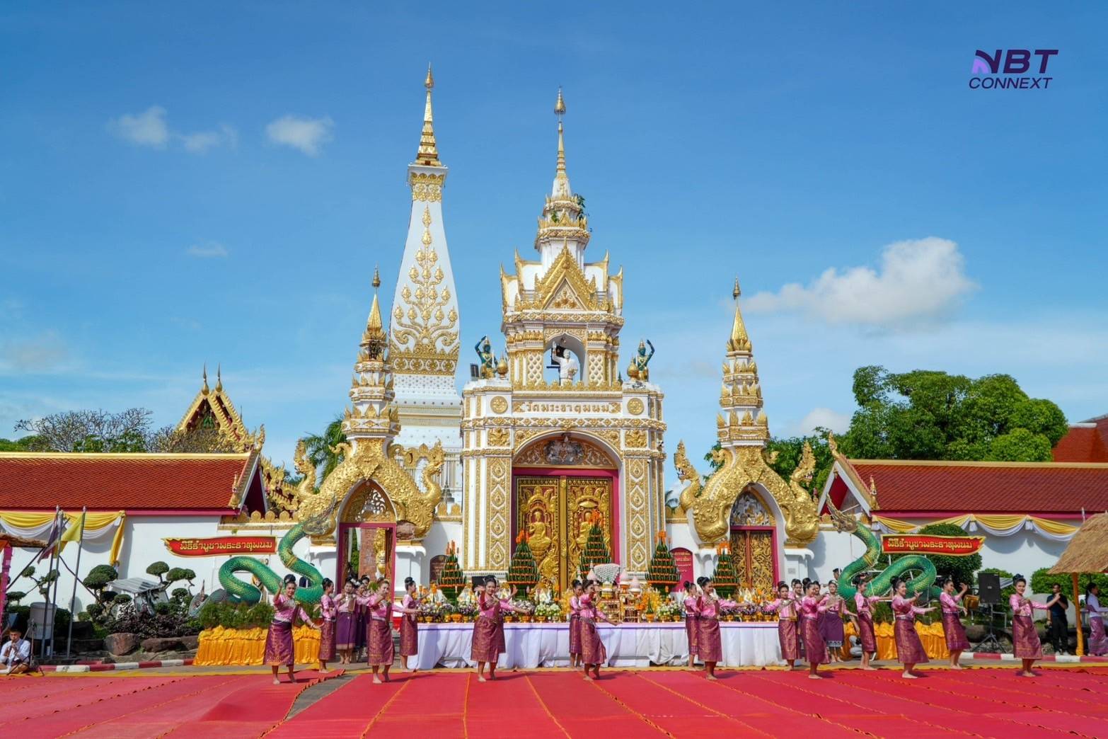 ชาวนครพนม  ร่วมใจรำบูชาพระธาตุพนม ถวายเป็นพุทธบูชา เนื่องในวันออกพรรษา ก่อนไหลเรือไฟช่วงเย็น