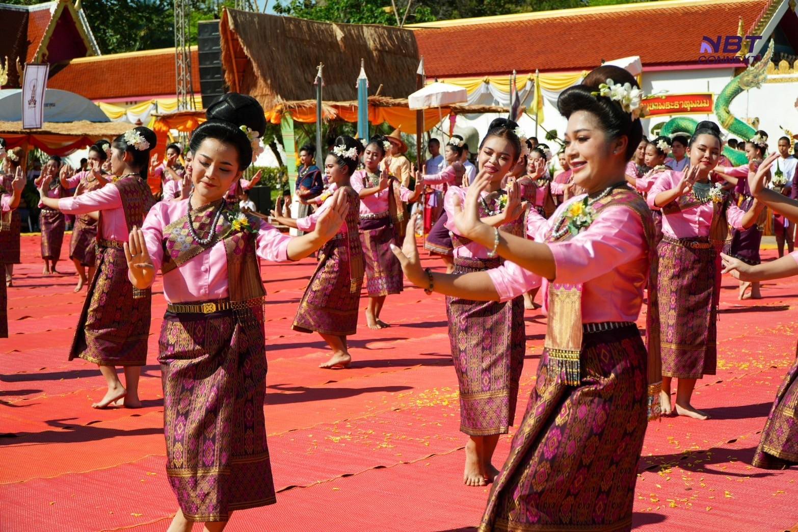ชาวนครพนม  ร่วมใจรำบูชาพระธาตุพนม ถวายเป็นพุทธบูชา เนื่องในวันออกพรรษา ก่อนไหลเรือไฟช่วงเย็น