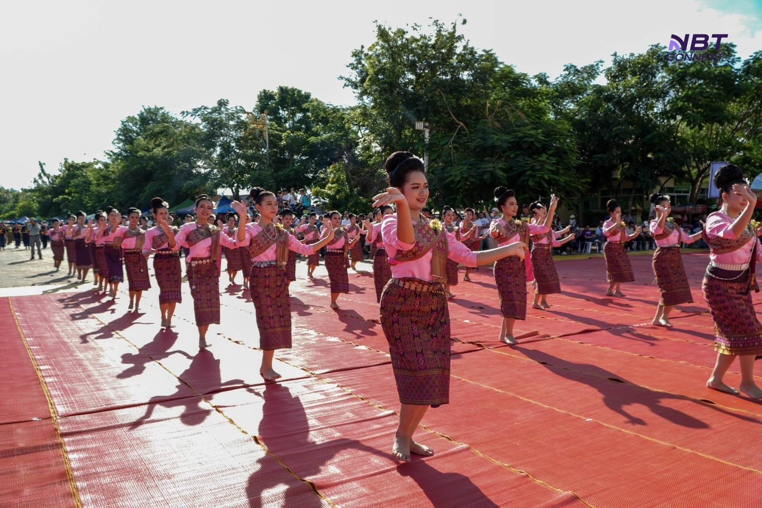 ชาวนครพนม  ร่วมใจรำบูชาพระธาตุพนม ถวายเป็นพุทธบูชา เนื่องในวันออกพรรษา ก่อนไหลเรือไฟช่วงเย็น