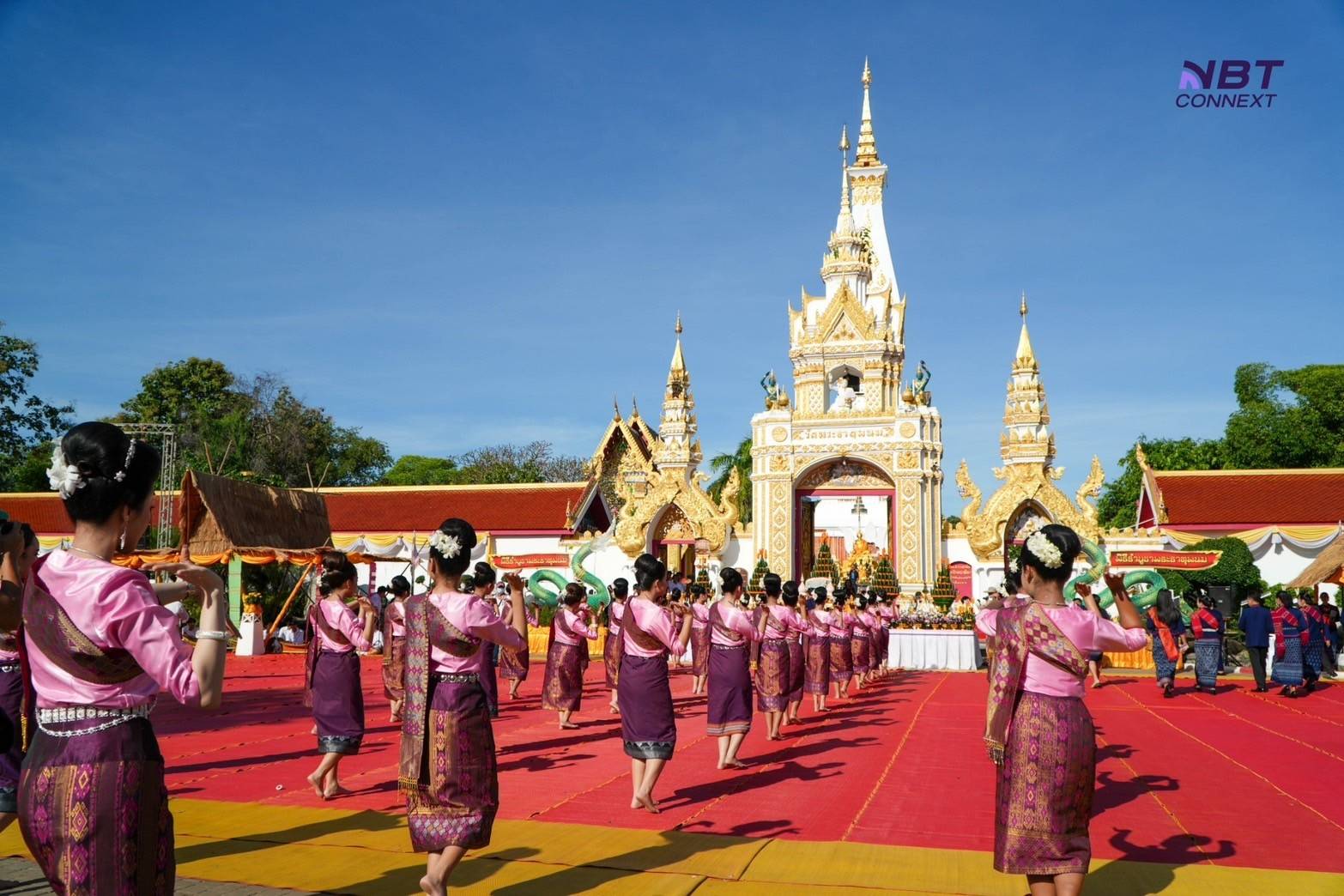 ชาวนครพนม  ร่วมใจรำบูชาพระธาตุพนม ถวายเป็นพุทธบูชา เนื่องในวันออกพรรษา ก่อนไหลเรือไฟช่วงเย็น